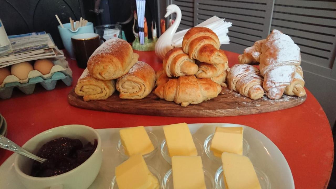 The Bear Bread Bakery B&B, Ensuite Rooms Above The Bakery, Colyton エクステリア 写真